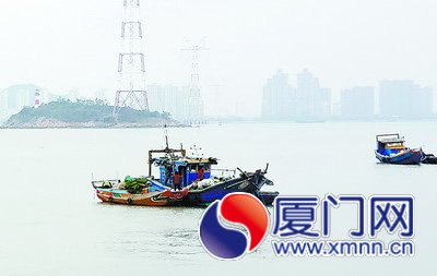小渔船出没航道，是为了捕捞鳗鱼苗。