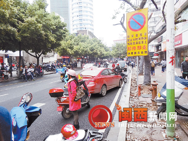 不少车主不愿来到“送学送医区”上下客