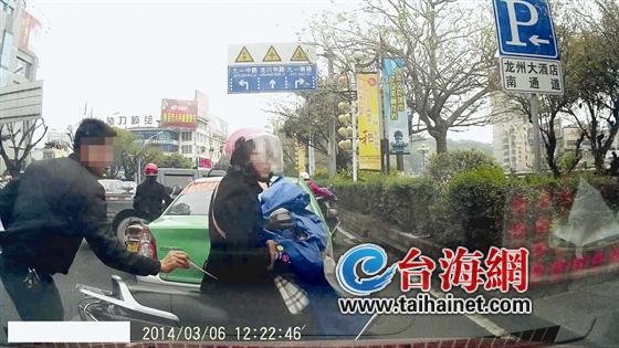 小偷镊包瞬间,被后面车辆的行车记录器拍到了