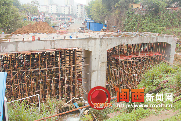 预制好的下穿涵洞框架。