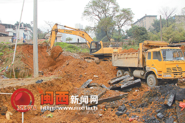 工人正进行土方开挖工作。