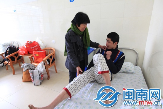 疯儿在厦门入院治疗，慈母阿宝陪在身边