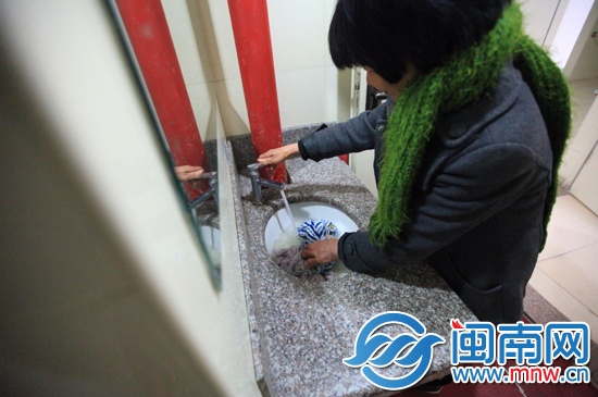 刚到病房，阿宝就要清洗儿子弄脏的裤子