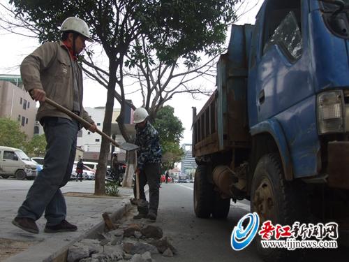 执法人员拆除路边私设的小斜坡