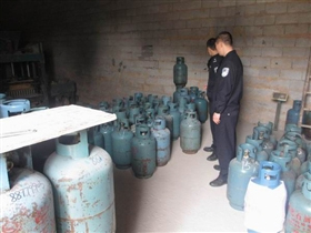 山间小屋中非法储存了159个液化气罐
