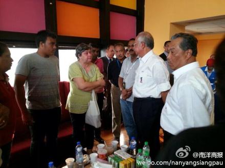 马来西亚总理纳吉布慰问马来西亚航空公司失联航班家 