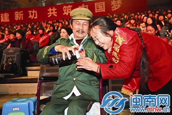 连美华发言后，丈夫赶紧给她倒杯水解解渴