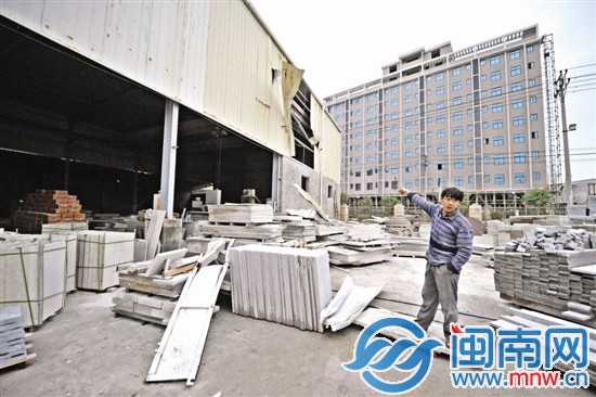 小货车上的不明液体爆炸