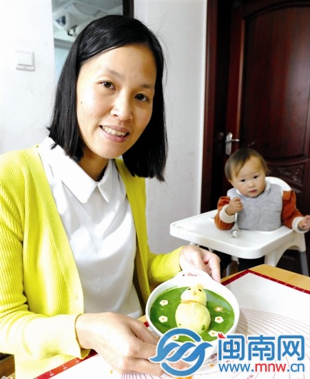 布鲁展示料理，女儿拿着勺子已经迫不及待了