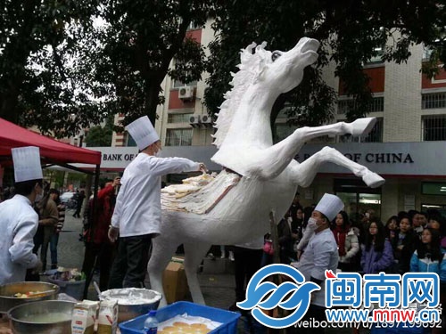厦门大学的“白马”蛋糕
