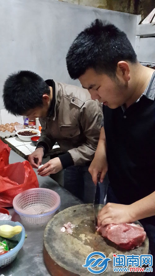男生通宵煮粥