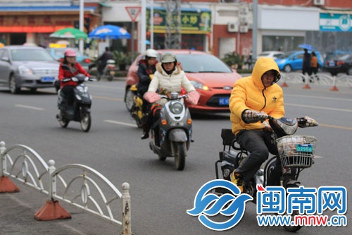 天气寒冷，大家包得严实