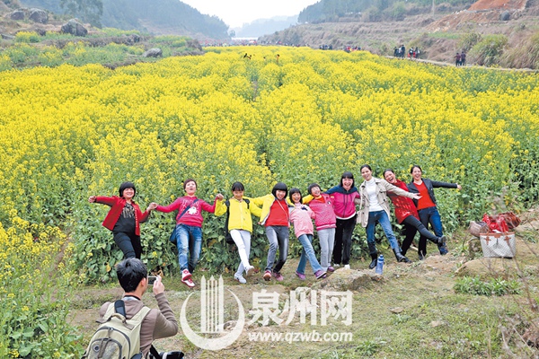 在南安向阳乡油菜花地上，游客开心地留影