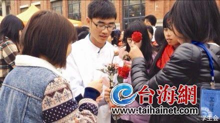 集大男生送千朵玫瑰给女神