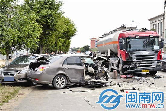 小轿车与油罐车相撞