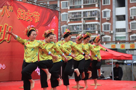 她们都是小摊贩，但演起节目来有模有样