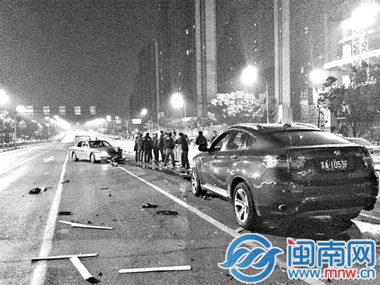 宝马“脱缰”一路乱撞