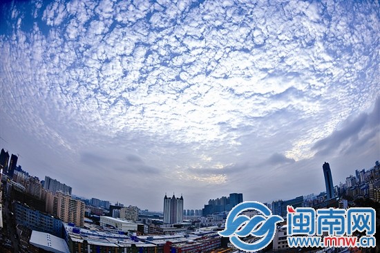 泉州市区上空阳光透过云层