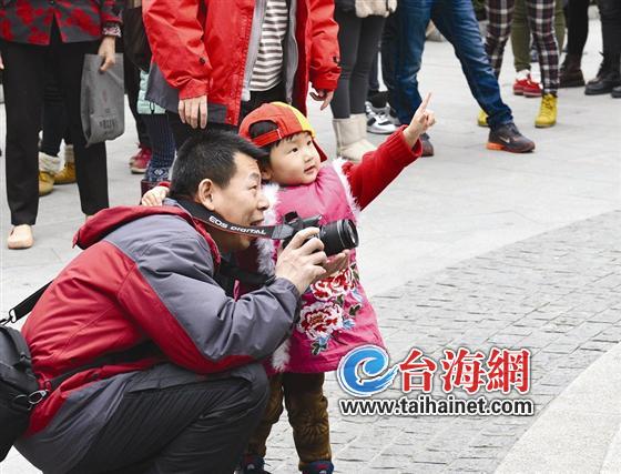 路人纷纷驻足观看