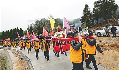 正在举办蜡烛会