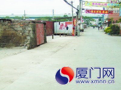 阳翟社区“垃圾墙”成堆垃圾被清理。