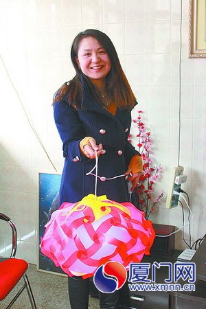 林夏红和她的立体刺绣作品。