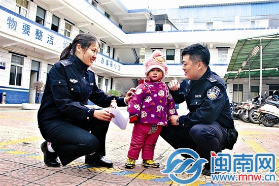 小男孩很乖，民警正陪他玩