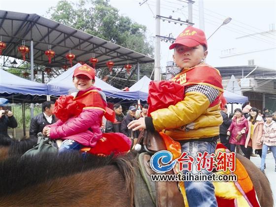 童男童女组成马队