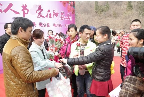神农山“捡垃圾换玫瑰”活动受到游客热捧5