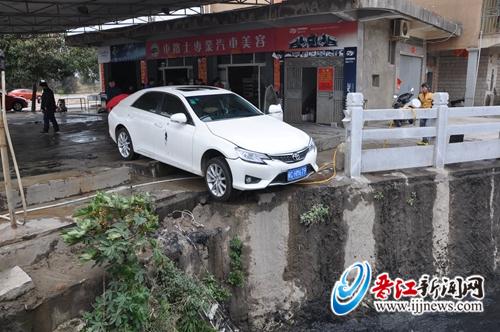 小车冲毁护栏，将洗车工撞入水沟