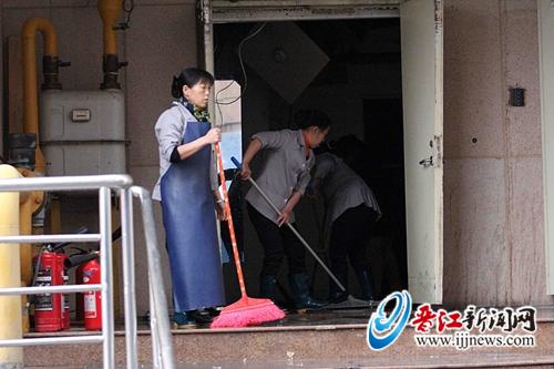 火灾过后，酒店工作人员在清理现场
