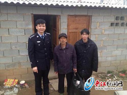 牛某（中）在民警的帮助下，在走失3天后终于回到了 