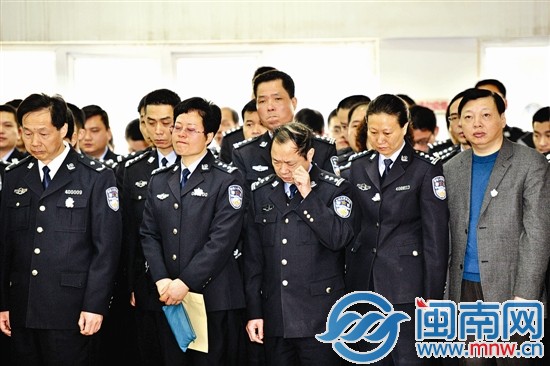 陈韫启生前的同事好友前来送别，默默流泪