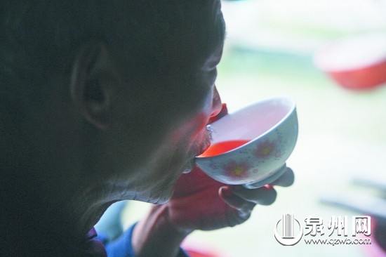 能制酒曲还会酿红酒，老人喝起酒来也是好酒量