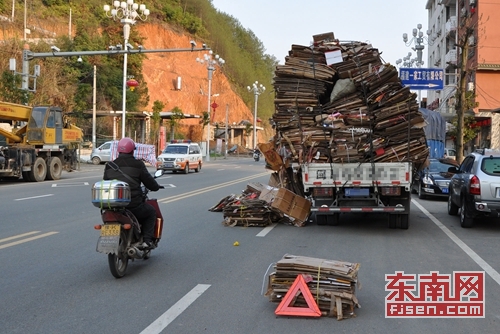 小货车超高超宽装载险肇祸