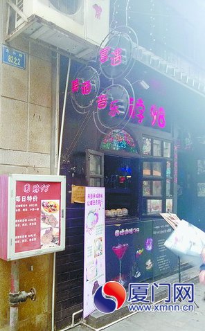 消火栓箱被贴上广告。