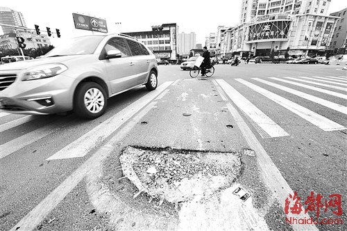 莆田“二次过街”安全岛拆除后 路面坑洼害苦人