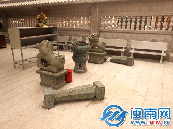 寺庙被砸坏的石柱