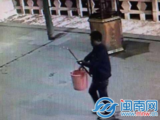 监控视频中，陈某正在大闹寺庙