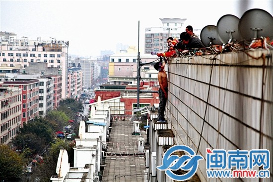 消防和民警合力将林某救上来