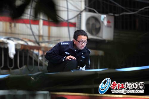 安海一男子被发现死在家门口，警方在命案现场侦查