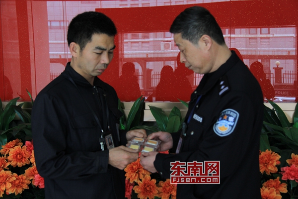 机场员工向公安分局移交金块