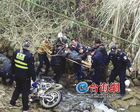 男子骑摩托坠山涧 民警挖出生命通道