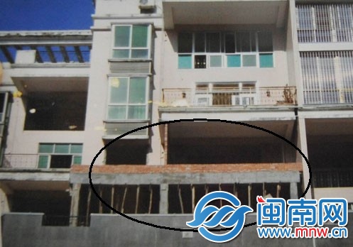 去年其他业主拍下正在沿街阳台上违建的这套房子