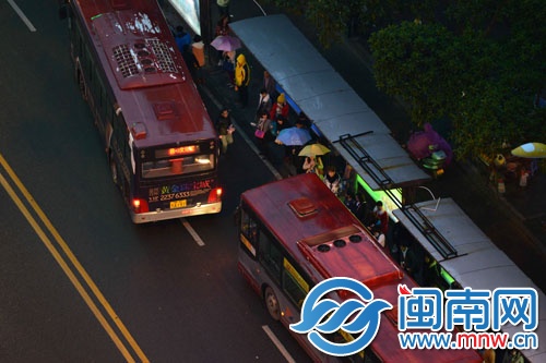 公交车“插队”进站停靠