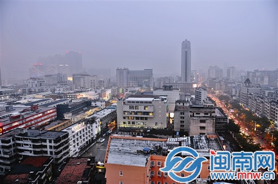 远处的高楼看起来很模糊