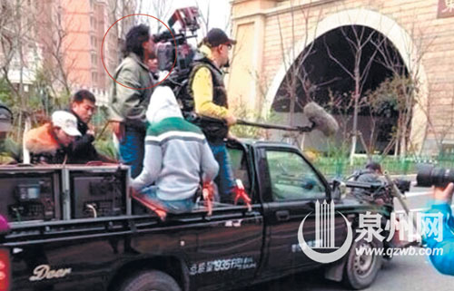 网友拍到《失孤》摄影师李屏宾（红圈处）在东海隧道 