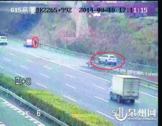 一辆车（左）落入“陷阱”