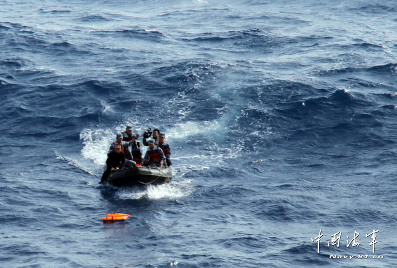 中国海军在疑似海区打捞到救生衣和油桶