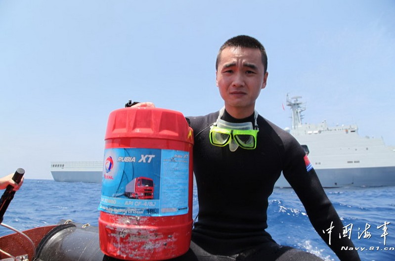中国海军在疑似海区打捞到救生衣和油桶1
